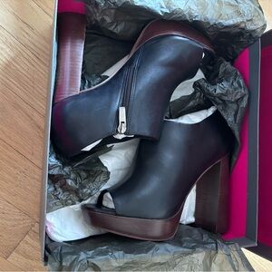 Vince Camuto low rise, peep toe booties! *NEVER WORN
